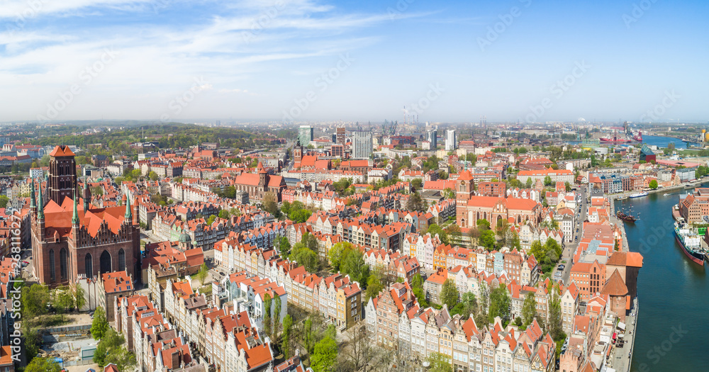Obraz na płótnie Gdańsk - Panorama starego miasta z lotu ptaka z widoczną Bazyliką Mariacką. w salonie