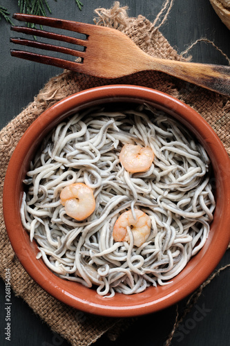 Fotografía Gulas with garlic and prawns