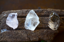 Set Of 3 Raw Crystals: Clear Quartz, Smokey Quartz, Rose Quartz. Positivity Crystals, Raw Assortment Of Healing Crystals On Wood Slab. Natural Healing Reiki Energy, Meditation Stones. 