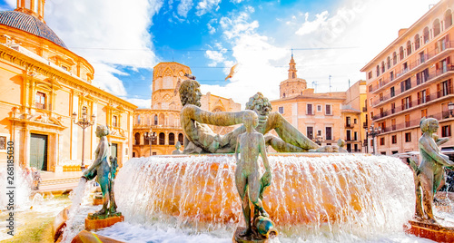 historyczna-fontanna-turia-fontanna-turii-z-figura-neptuna-w-walencji