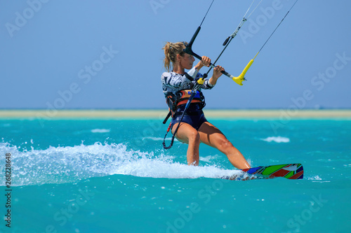 Dekoracja na wymiar  kitesurfing-dziewczyna-w-seksownym-stroju-kapielowym-z-latawcem-na-niebie-na-pokladzie-w-blekitnych-falach-morskich-z