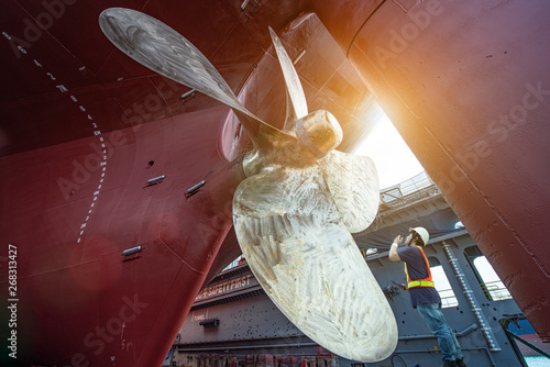 Fotografía Stevedore, controller, Port Master, surveyor inspect theaft stern propeller of t