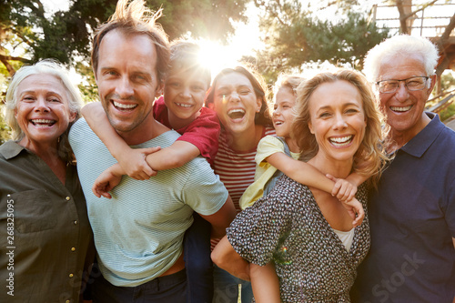 Fotomural Outdoor Portrait Of Multi-Generation Family Walking In Countryside Against Flari