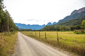 Poster - Montanha e vale com estrada de terra