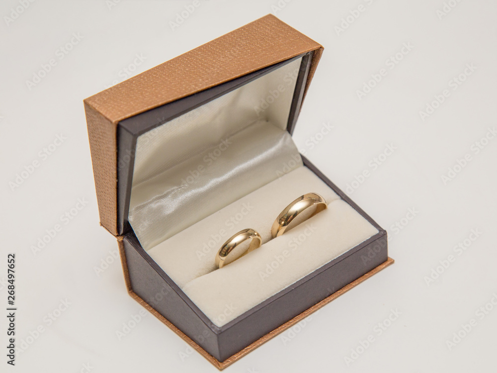 złote obrączki ślubne w eleganckim pudełku od jubilera - obrazy, fototapety, plakaty 