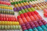 Fototapeta Tęcza - Rows of colorful macaron cookies in a pastry shop