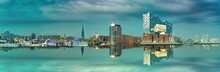 Skyline Von Hamburg Mit Blick Auf Die Elbphilharmonie Die Sich Im Wasser Spiegelt