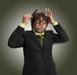 © Sergio Martínez - hombre loco peinando su cabello