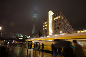 Canvas Print - alexanderplatz berlin at night in the rain