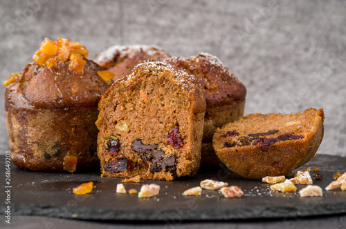 Fotografía Świeżo upieczone muffiny z bakaliami