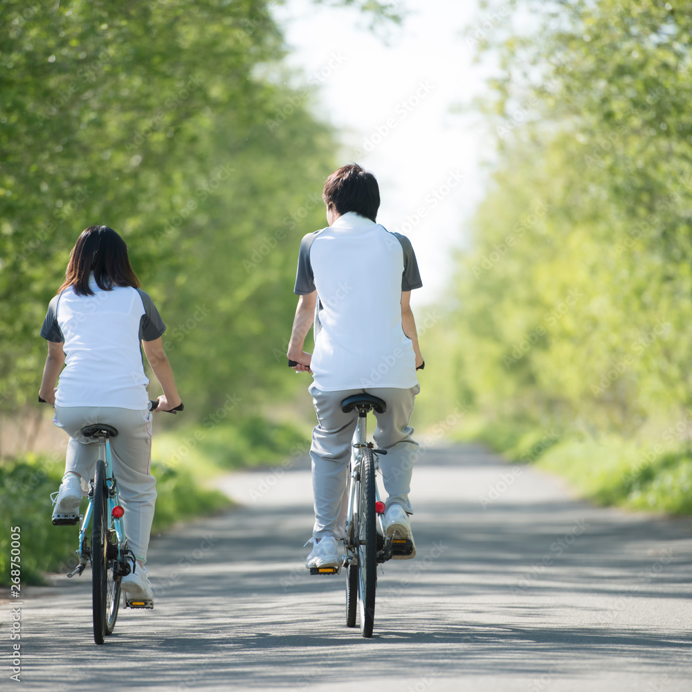 後姿 自転車に乗るカップルの後姿 の Stock フォト | Adobe Stock