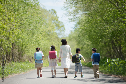 一本道を歩く小学生と先生の後姿 Stock Photo Adobe Stock 一本道を歩く小学生と先生の後姿 Stock Photo Adobe Stock