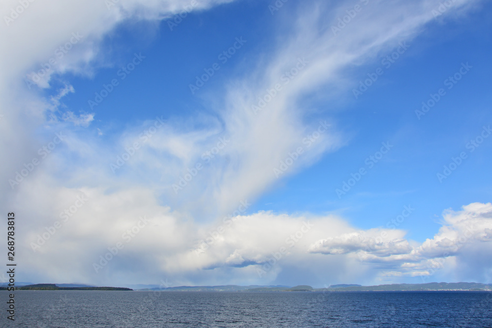 piękne błękitne niebo nad morzem, Norwegia - obrazy, fototapety, plakaty 