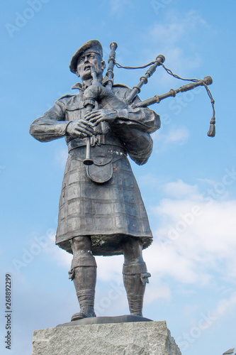 Fotografía Memorial for the Highland Regiments bagpiper near Falls of Bruar Perth and Kinro