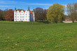 Wiese mit Löwenzahn im Schlosspark von Schloss Ahrensburg, einem Herrenhaus im Stil der Renaissance in Schleswig-Holstein, Deutschland