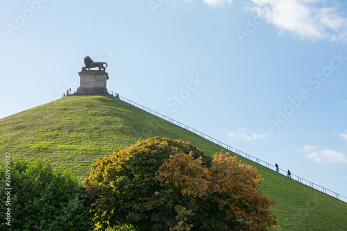 Fotomural The Lion of Waterloo - Lion's Hill in Waterloo with trees - Belgium