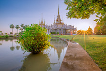 Wallpaper Wat Lan Boon Mahawihan Somdet Phra Buddhacharn(Wat Non Kum)is The Beauty Of The Church That Reflects The Surface Of The Water, Popular Tourists Come To Make Merit And Take A Public Photo 
