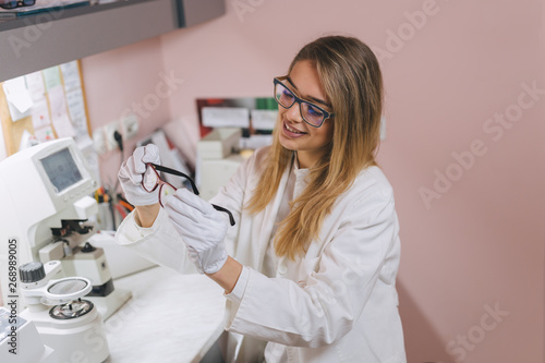 Fotomural woman optician working in optic store