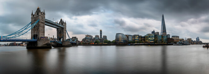 Fototapete - Panorama der Skyline von London an einem regerischen Nachmittag: von der Tower Bridge bis zur London Bridge
