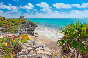 Canvas Print - Ancient mayan ruins on a cliff by the seaside at Tulum in Mexico