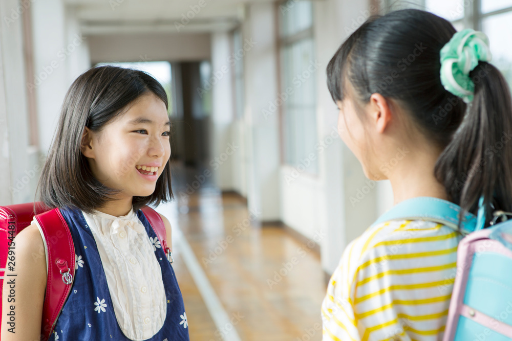 女子小学生　2人 