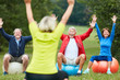 Aktive Senioren machen Rückentraining im Park