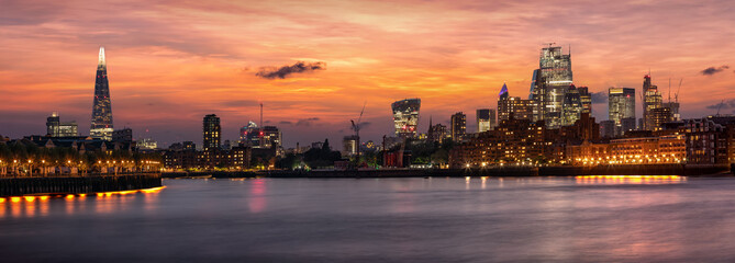 Fototapete - Panorama der beleuchteten Skyline von London, Großbritanninen, bei Sonnenuntergang