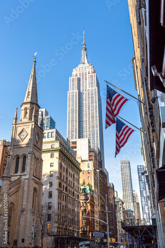 Cuadros en Lienzo View of Empire State Building and Marble Collegiate Church with American flags f