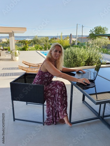 Photographie Junge Frau mit Freelancer Job arbeitet glücklich im Urlaub, journalisiert Artike