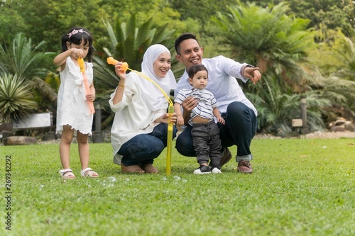 Fotomural Malay family at recreational park having fun