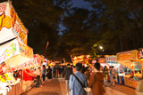 夜の祭りの風景