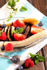 Wall Mural - banana split, banana with ice cream and fruits