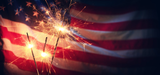 Fototapete - Vintage Celebration With Sparklers And Defocused American Flag - Independence Day