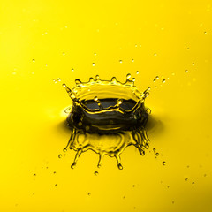 Wall Mural - Close up of water droplet or splash-Image, yellow backgroung
