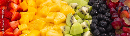 Naklejki owoce  salatka-z-kolorowych-owocow-teczy