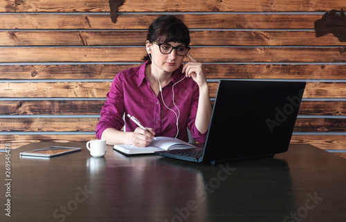 Fotografía Businesswoman listening to music or a dictation