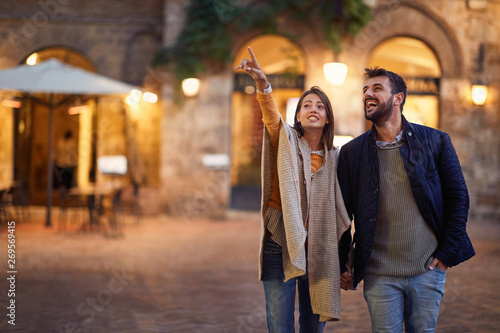 Fotografía romantic evening walking of a loving couple on vacation.