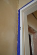 Remont mieszkania - nowa oscieżnica drzwiowa, mokre tynki strukturalne na ścianach