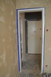 Remont mieszkania - nowa oscieżnica drzwiowa, mokre tynki strukturalne na ścianach