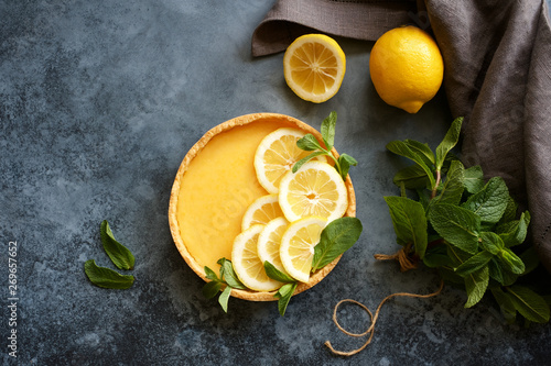 Fotografía Traditional french lemon tart. View from above