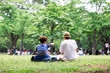 © paru - 休日の公園で過ごす家族