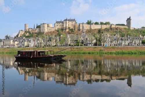 Cuadros en Lienzo Chinon, panorama sur la ville et son reflet sur la Vienne, avec un bateau tradit