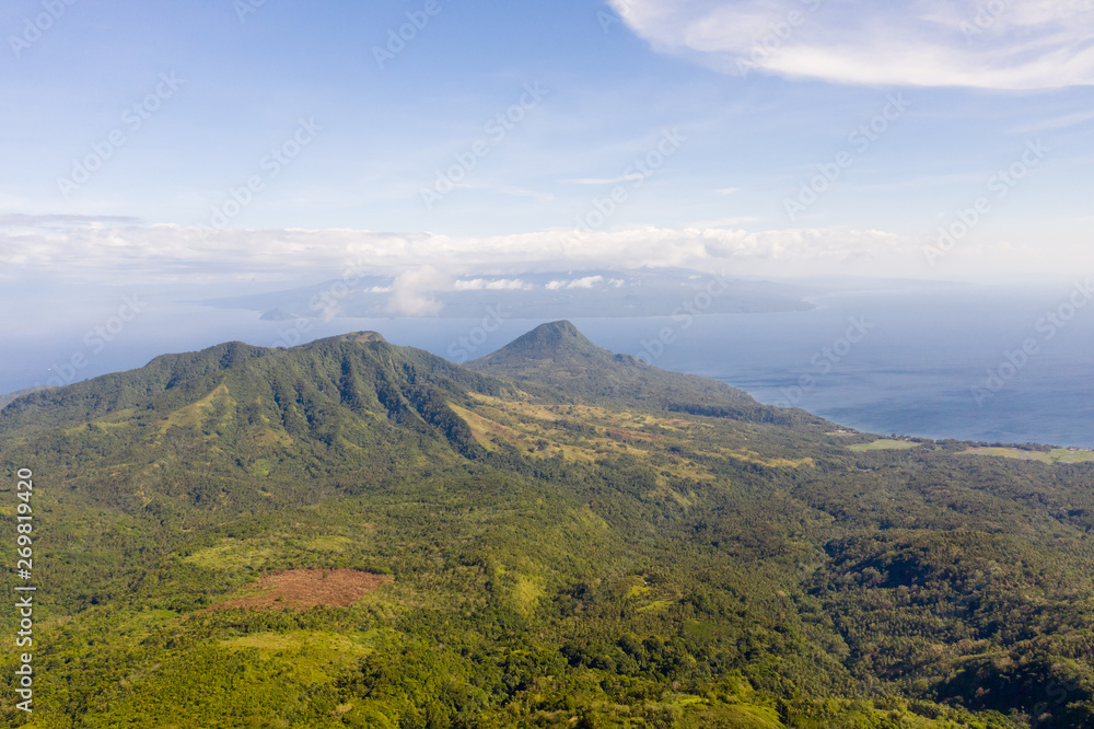 Foto de Stock Mountain landscape on the island Camiguin, Philippines ...