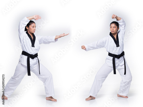Dekoracja na wymiar  mistrz-czarnego-pasa-instruktor-taekwondo-nauczyciel-pokazuje-tradycyjna-poze-i-cieplo-w-akcie-walki
