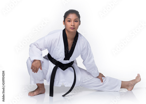 Dekoracja na wymiar  mistrz-czarnego-pasa-instruktor-taekwondo-nauczyciel-pokazuje-tradycyjna-poze-i-cieplo-w-akcie-walki