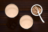 Fototapeta Mapy - Kakaogetränk in Gläser mit Kakaopulver an der Seite, fotografiert mit natürlichem Licht (Selektiver Fokus, Fokus auf die Getränke)