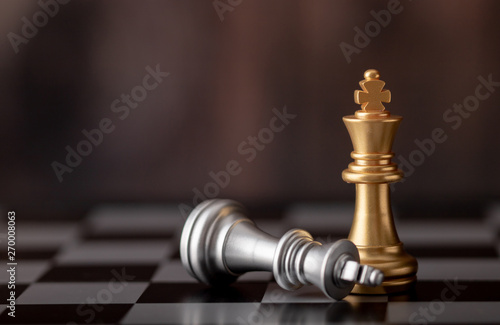 Cuadros en Lienzo gold king standing and silver falling on chess board