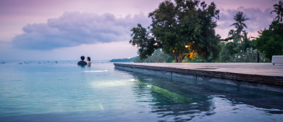 Wall Mural - détente du couple dans la piscine