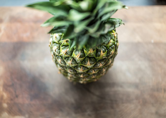 Ananas auf Schneidebrett