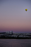 Fototapeta  - The ballon and the city